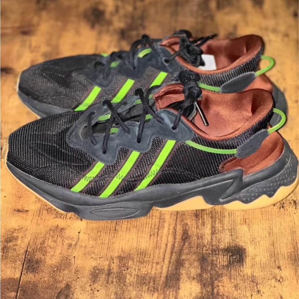Men’s Adidas Tennis Shoe size 9.5.